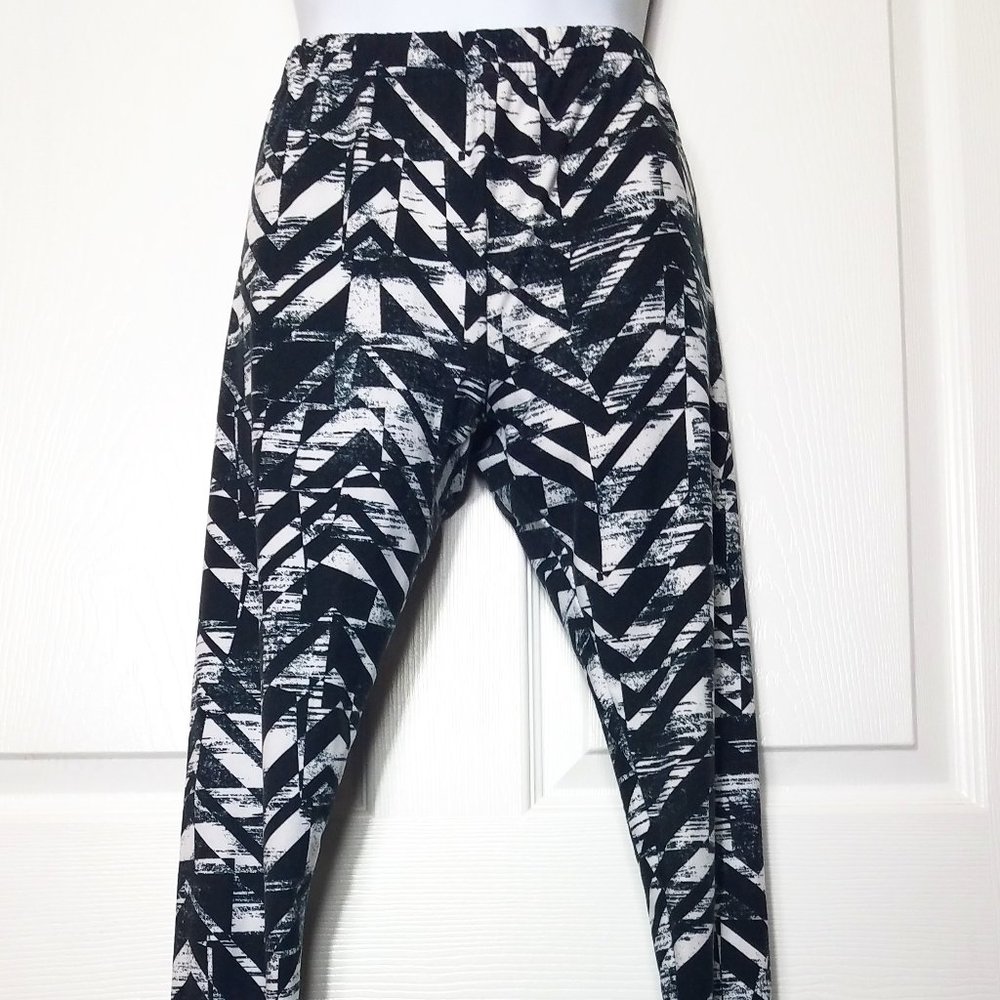 Black White Ankle Cropped Leggings